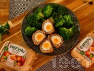 Рецепта Шотландски яйца - варени яйца обвити в кайма